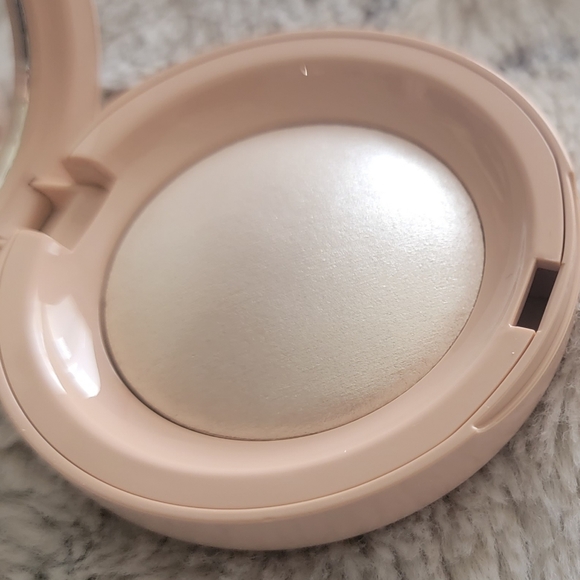 Enlighten - Rare Beauty Highlighter Selena Gomez - Picture 5 of 14